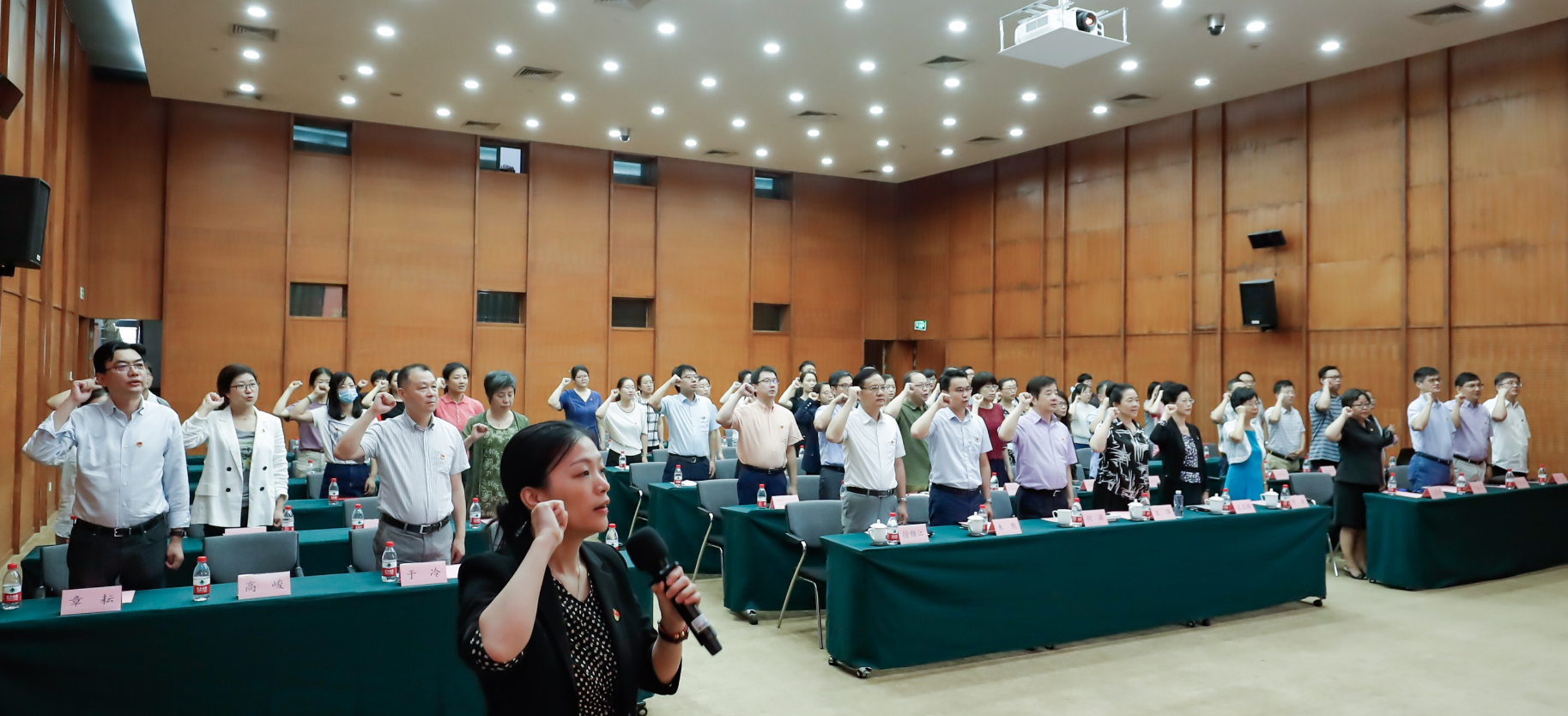 图为活动现场 图为活动现场