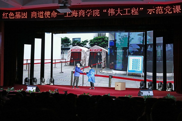 图为杨扬同学在做防疫志愿者(场景演绎) 图为杨扬同学在做防疫志愿者(场景演绎)