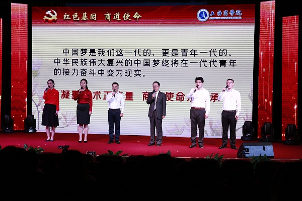 图为李育冬教授讲述学校应用经济学学科的建设成就 图为李育冬教授讲述学校应用经济学学科的建设成就