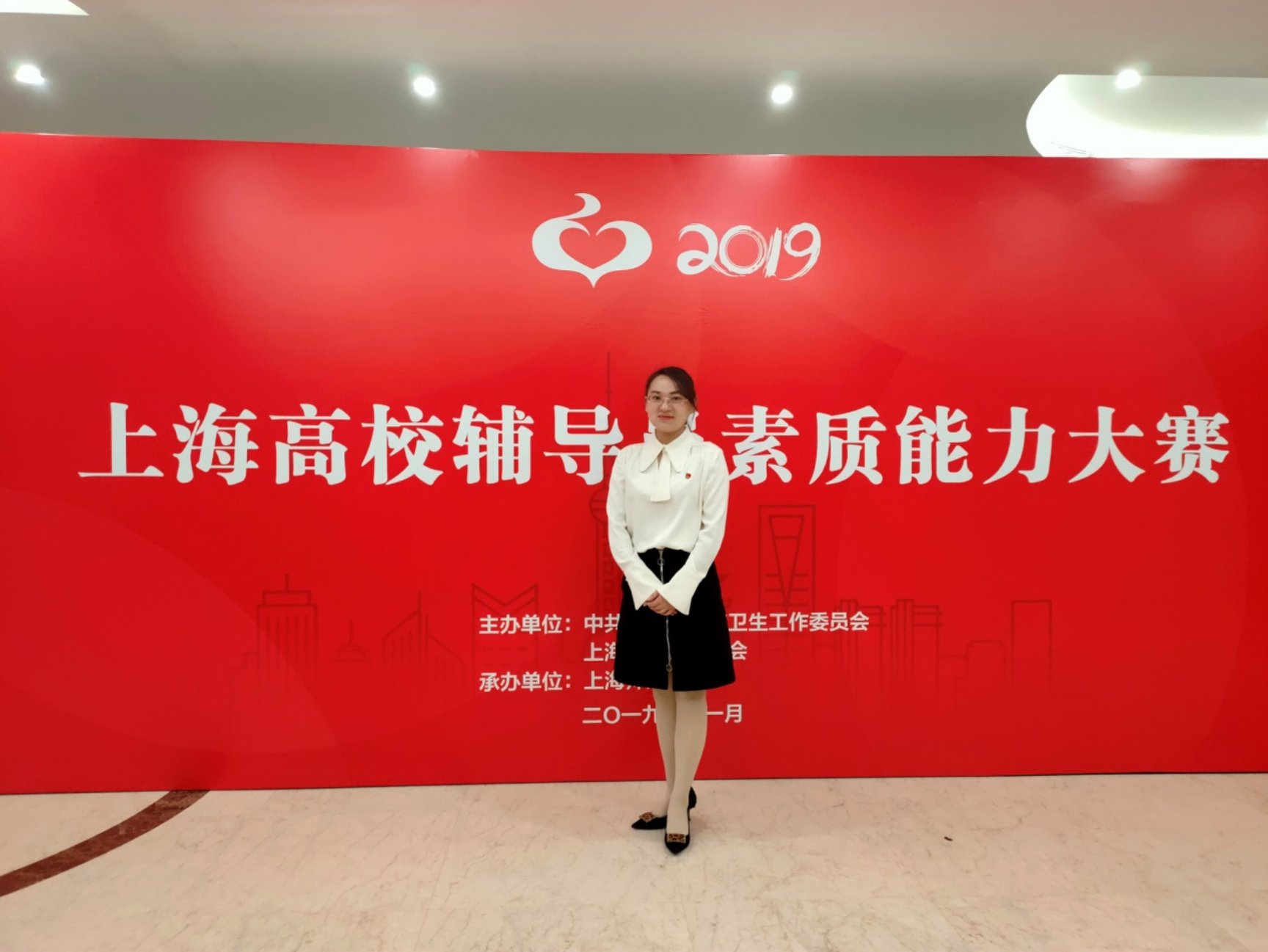 图2:辅导员杨凤美与学生在一起图2:辅导员杨凤美与学生在一起 图2:辅导员杨凤美与学生在一起图2:辅导员杨凤美与学生在一起