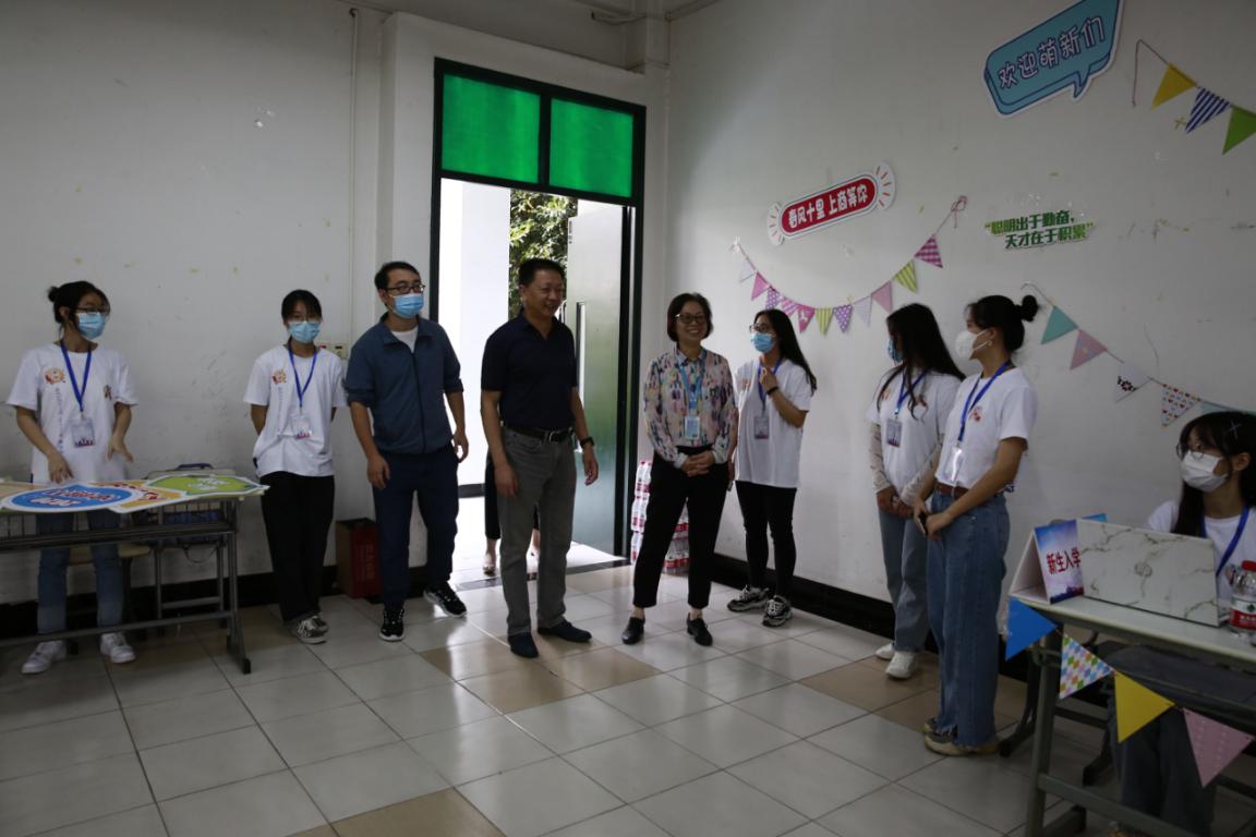 图为领导慰问现场工作人员和学生志愿者 图为领导慰问现场工作人员和学生志愿者