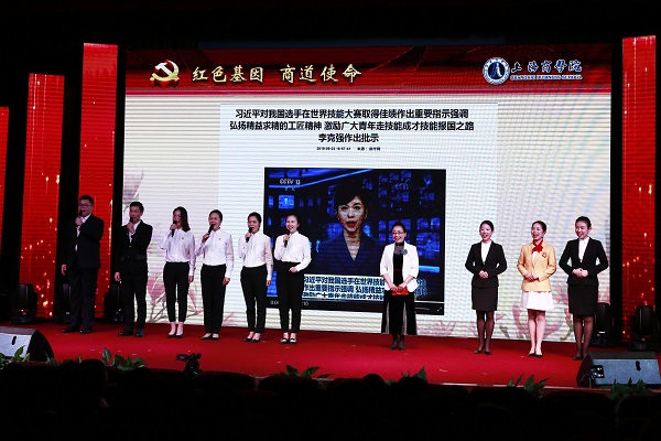 图为姜红教授讲述学校参加2019 年第 45 届俄罗斯喀山世界技能大赛的光辉历程 图为姜红教授讲述学校参加2019 年第 45 届俄罗斯喀山世界技能大赛的光辉历程