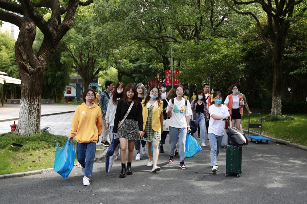 图为新生报到 图为新生报到