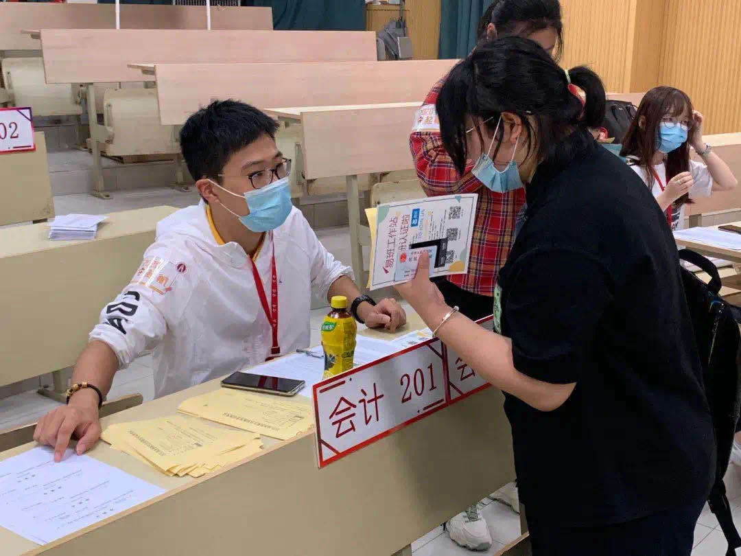 图为财务金融股学院迎新现场 图为财务金融股学院迎新现场