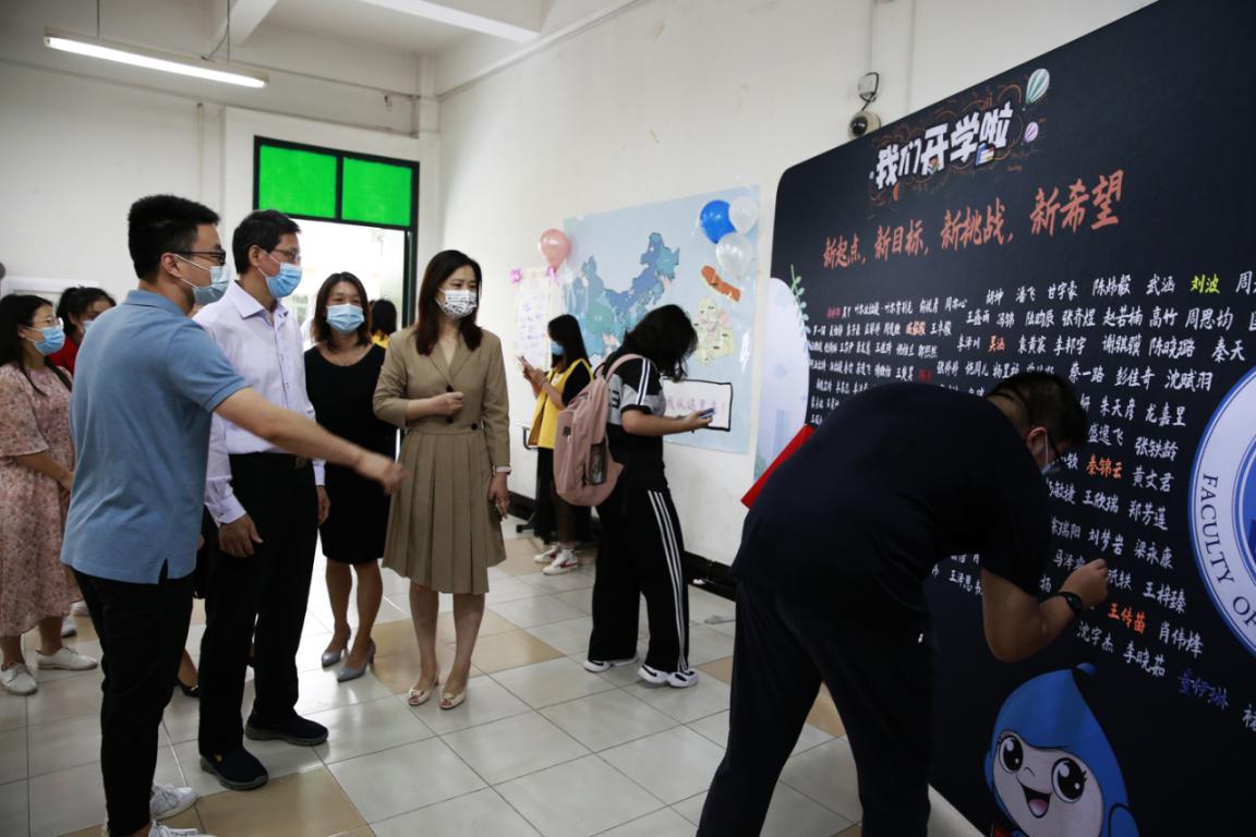图为领导慰问现场工作人员和学生志愿者 图为领导慰问现场工作人员和学生志愿者
