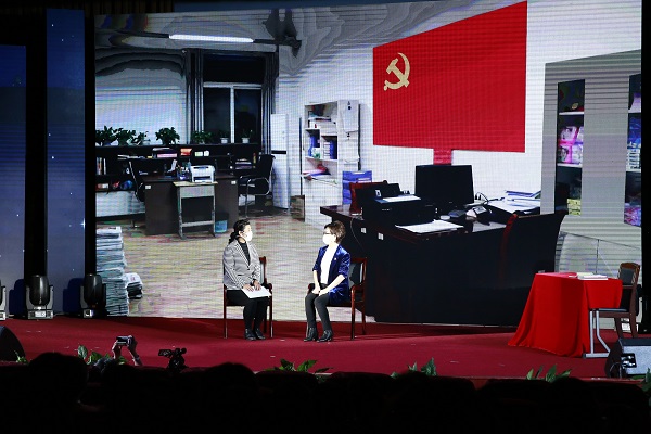 图为文法学院青年教师王岩在做小语种专业防疫志愿者(情景演绎) 图为文法学院青年教师王岩在做小语种专业防疫志愿者(情景演绎)