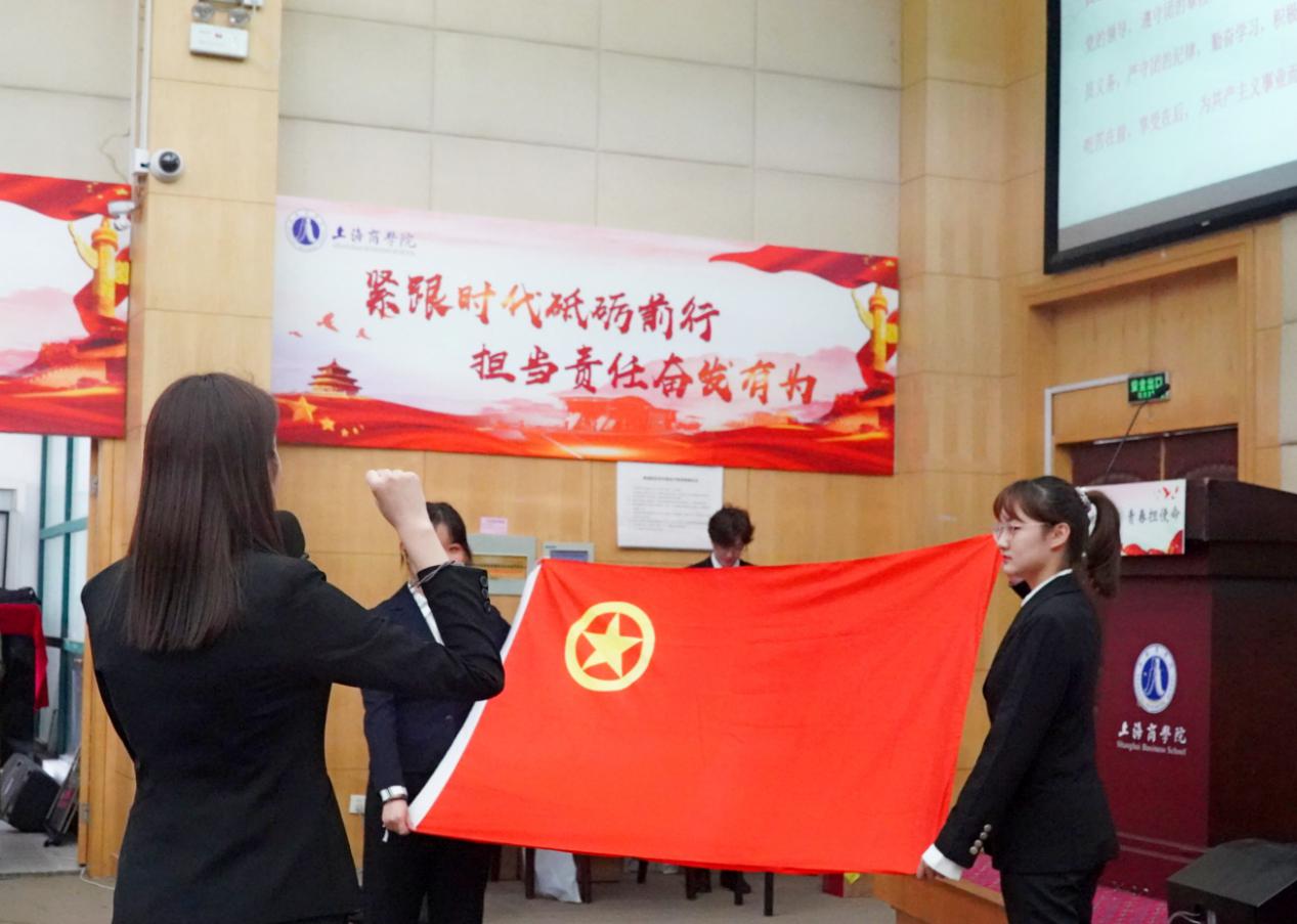 图为新学员代表吴亦荻带领全体学员宣誓 图为新学员代表吴亦荻带领全体学员宣誓