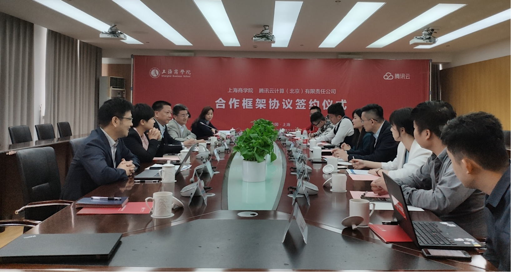 图为签约仪式现场 图为签约仪式现场