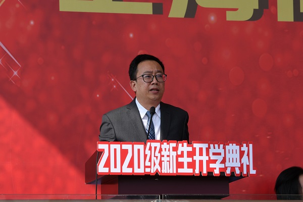 图为商务经济学院党总支副书记、院长李育冬教授作为教师代表发言 图为商务经济学院党总支副书记、院长李育冬教授作为教师代表发言