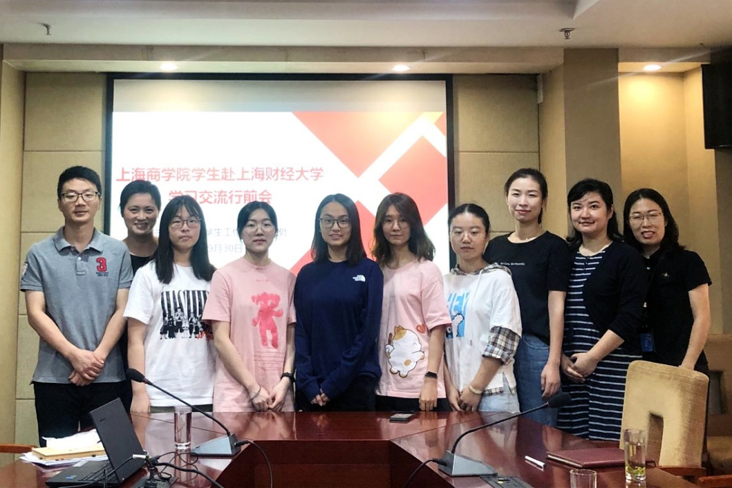 图为与会人员合影 图为与会人员合影