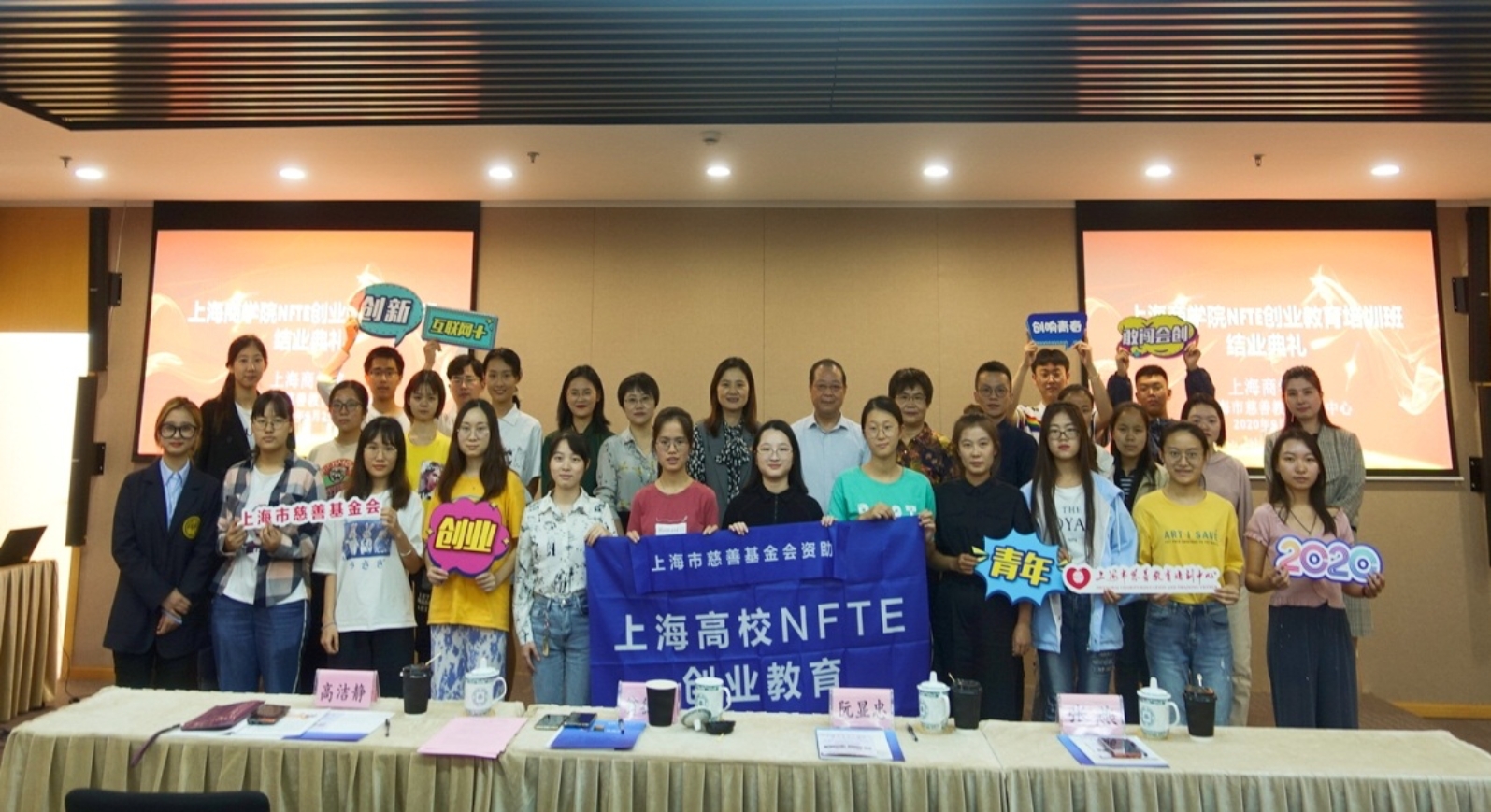 图为全体师生合影留念 图为全体师生合影留念