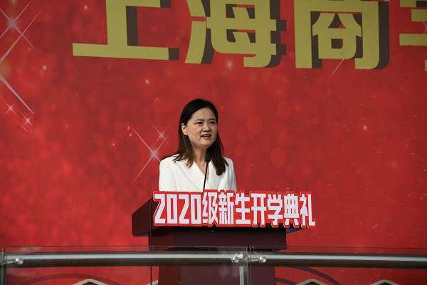 图为党委副书记、副校长翁德玮主持开学典礼 图为党委副书记、副校长翁德玮主持开学典礼