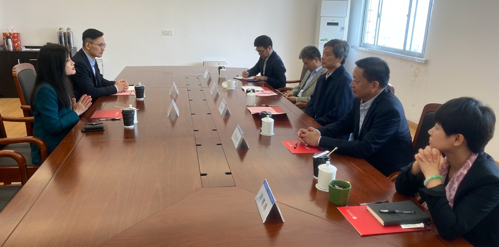 图为唐海燕校长与腾讯高管进行座谈 图为唐海燕校长与腾讯高管进行座谈