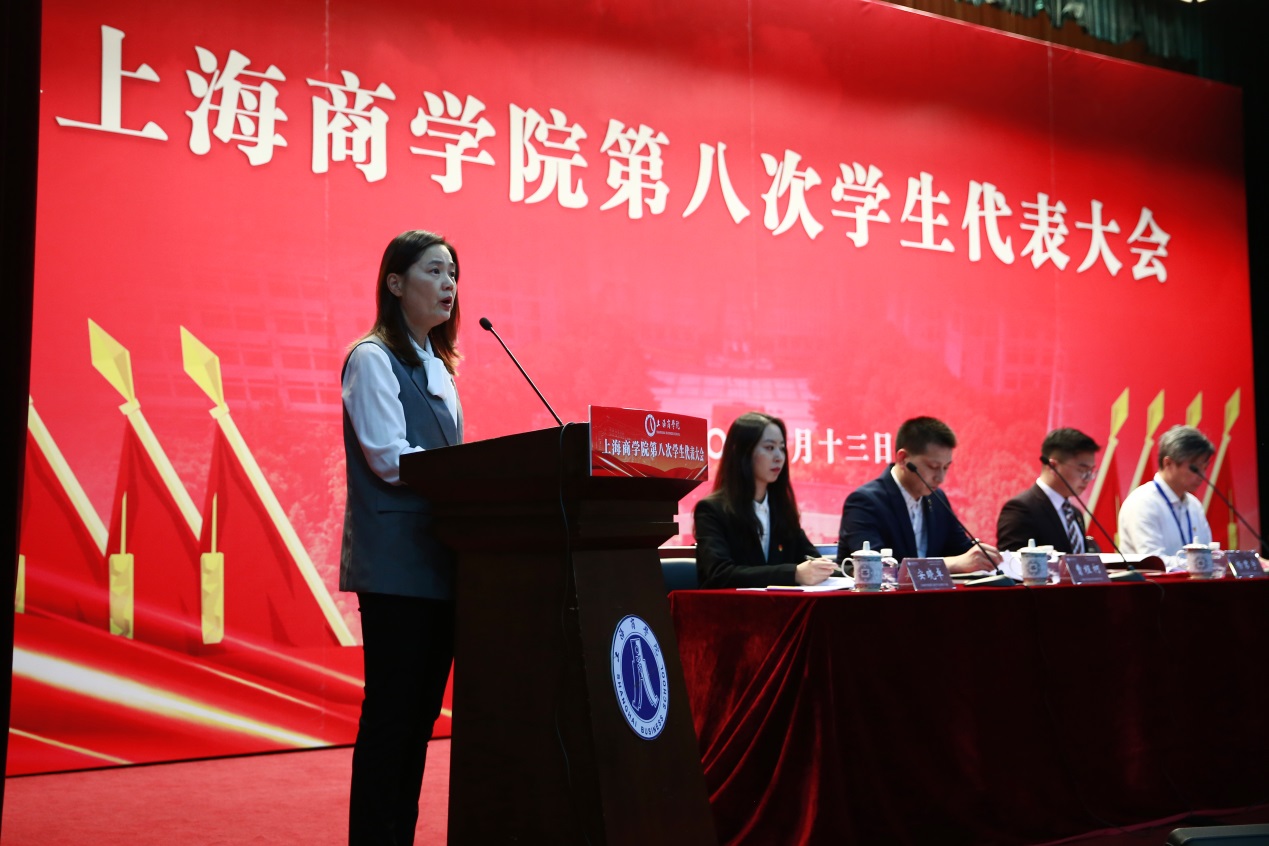 图为上海商学院校党委副书记、副校长翁德玮向与会代表传达《习近平总书记致全国学联二十七大的贺信》精神 图为上海商学院校党委副书记、副校长翁德玮向与会代表传达《习近平总书记致全国学联二十七大的贺信》精神