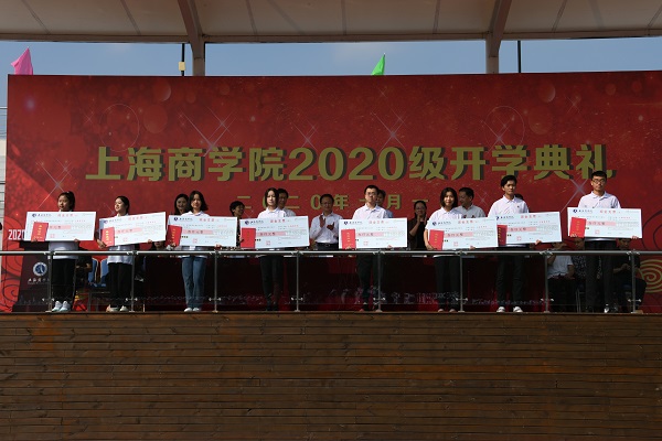 图为校领导为获奖学生代表颁发荣誉证书 图为校领导为获奖学生代表颁发荣誉证书
