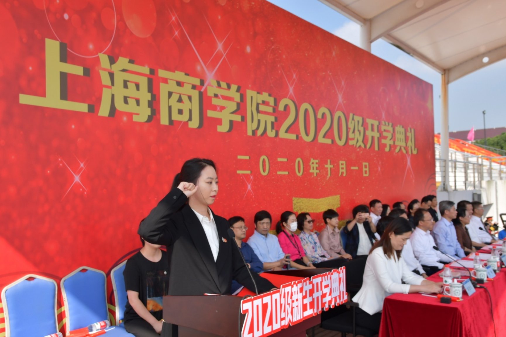 图为校学生会主席安晓卓带领新生,面向校旗庄严宣誓 图为校学生会主席安晓卓带领新生,面向校旗庄严宣誓
