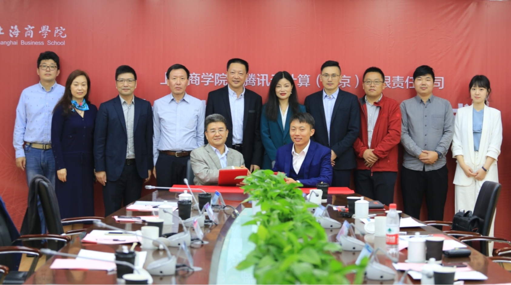 图为双方签约仪式合照 图为双方签约仪式合照