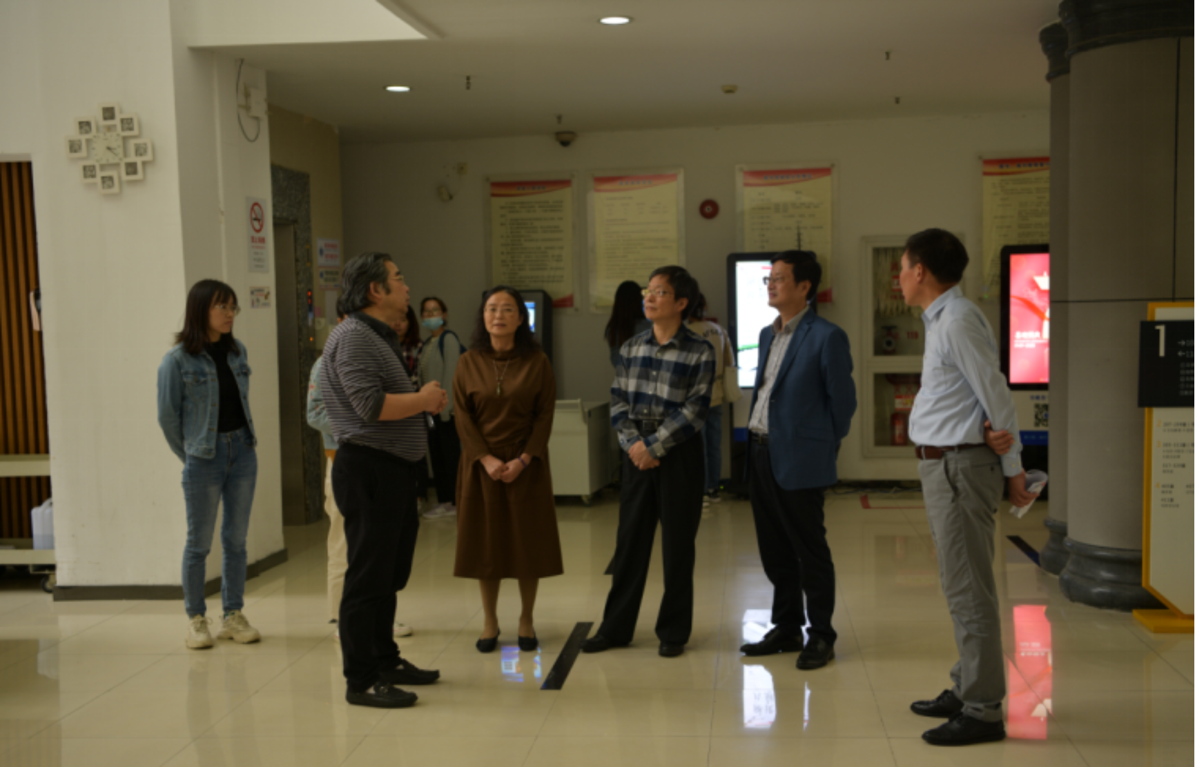图为专家组参观学校图书馆 图为专家组参观学校图书馆
