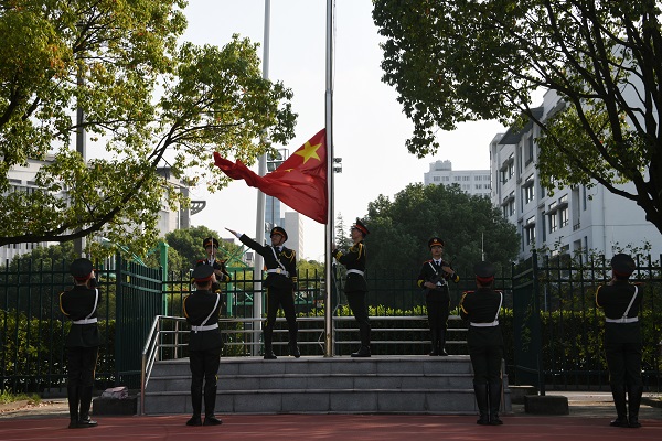 图为升国旗仪式 图为升国旗仪式