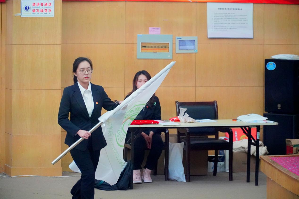 图为优秀学员代表黄嘉琦为新学员代表吴亦荻授旗 图为优秀学员代表黄嘉琦为新学员代表吴亦荻授旗