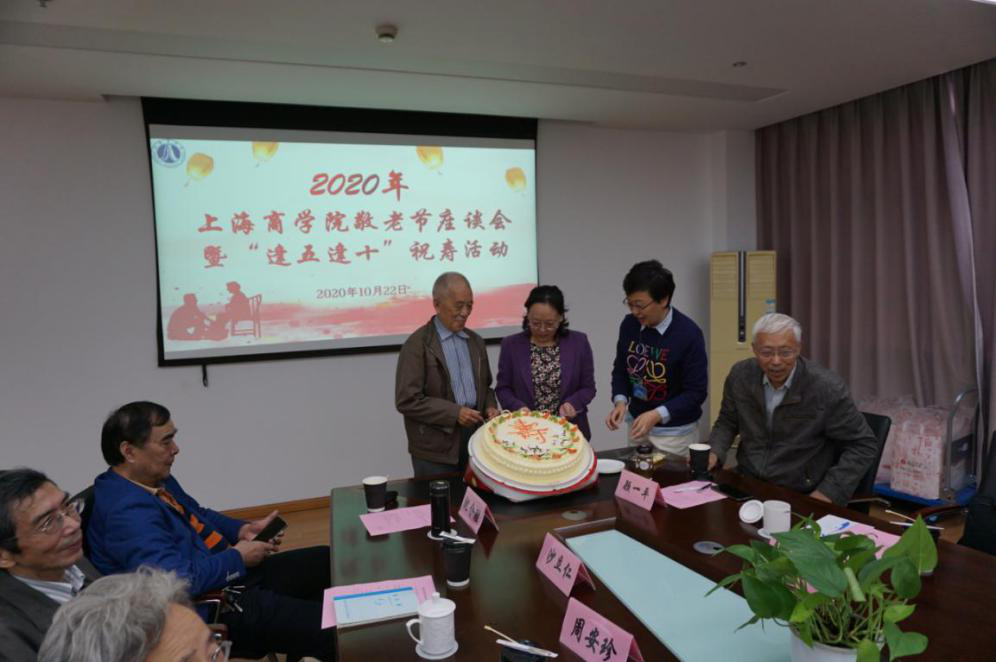 伴随着生日快乐歌,许下心愿,品尝蛋糕,共享着生日的喜悦 伴随着生日快乐歌,许下心愿,品尝蛋糕,共享着生日的喜悦