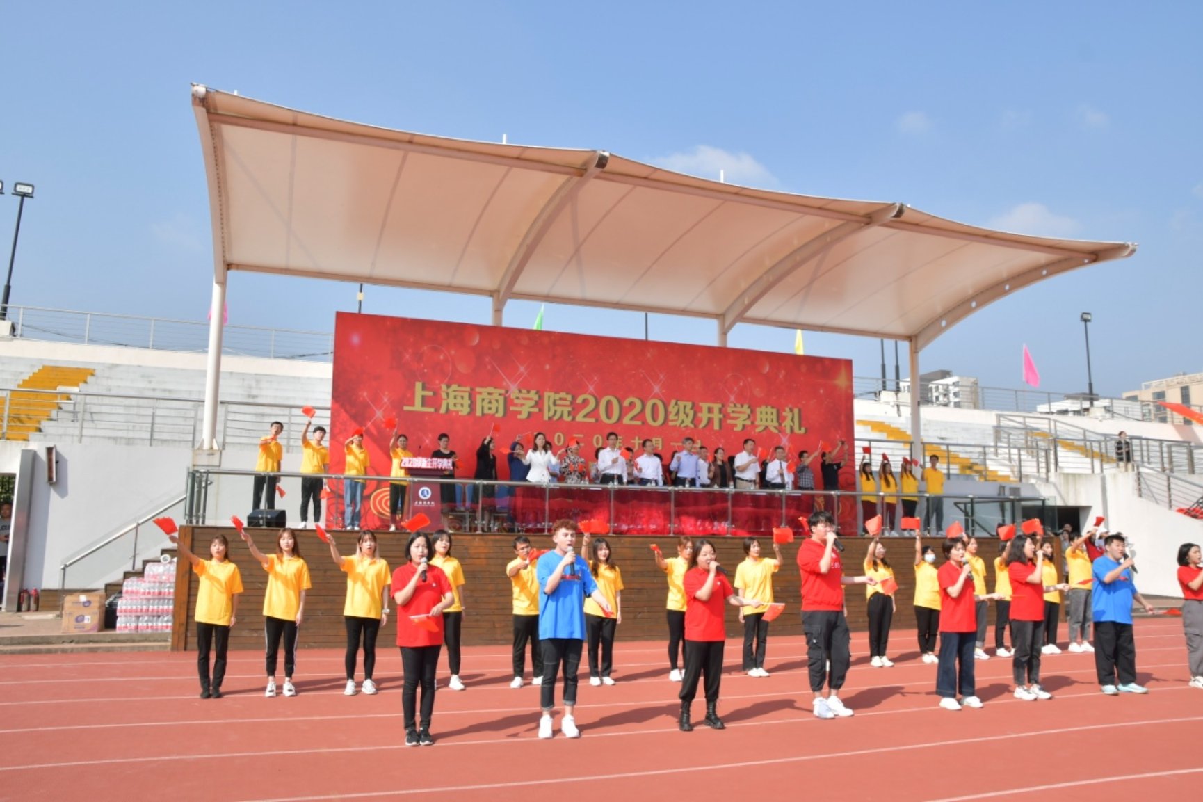 图为全体师生齐唱《我和我的祖国》 图为全体师生齐唱《我和我的祖国》