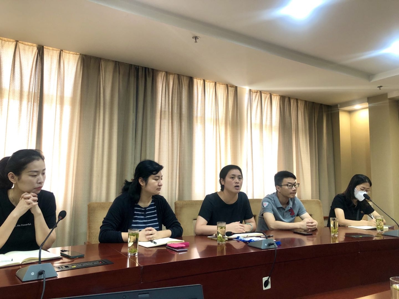 图为交流会现场 图为交流会现场
