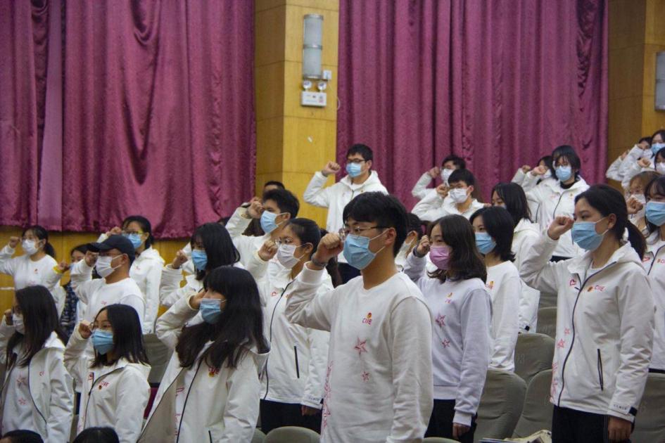 全体志愿者上岗宣誓 全体志愿者上岗宣誓