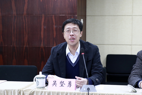 图为吴坚勇讲话 图为吴坚勇讲话