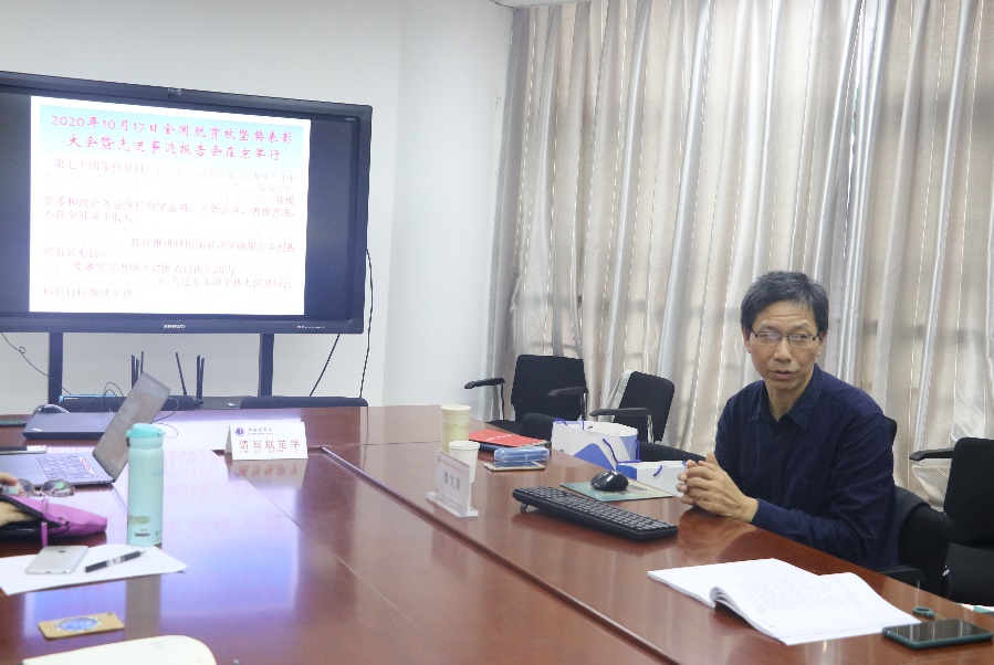图为楼文高以“全面打赢脱贫攻坚战”为主题讲党课 图为楼文高以“全面打赢脱贫攻坚战”为主题讲党课