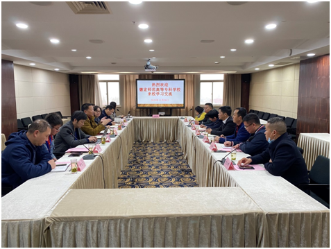 图为会议现场 图为会议现场