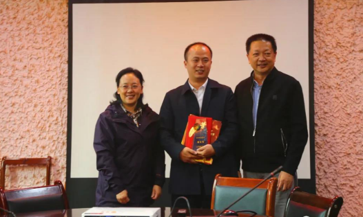 图为劳晓芸、钟幼伟一行看望我校校友、金沙县政务中心副主任罗焮同志,并为其颁发 “2020年度上海商学院校长奖”荣誉证书与奖杯。 图为劳晓芸、钟幼伟一行看望我校校友、金沙县政务中心副主任罗焮同志,并为其颁发 “2020年度上海商学院校长奖”荣誉证书与奖杯。