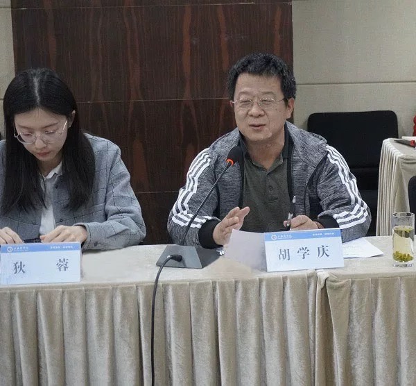 图为教师代表发言 图为教师代表发言