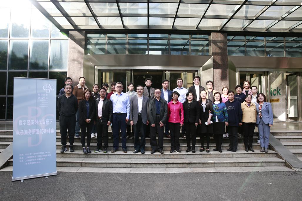 图为与会专家教师代表合影 图为与会专家教师代表合影