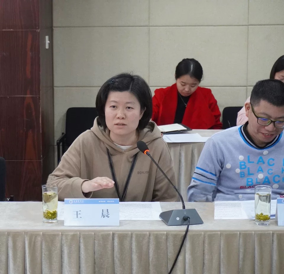 图为教师代表发言 图为教师代表发言