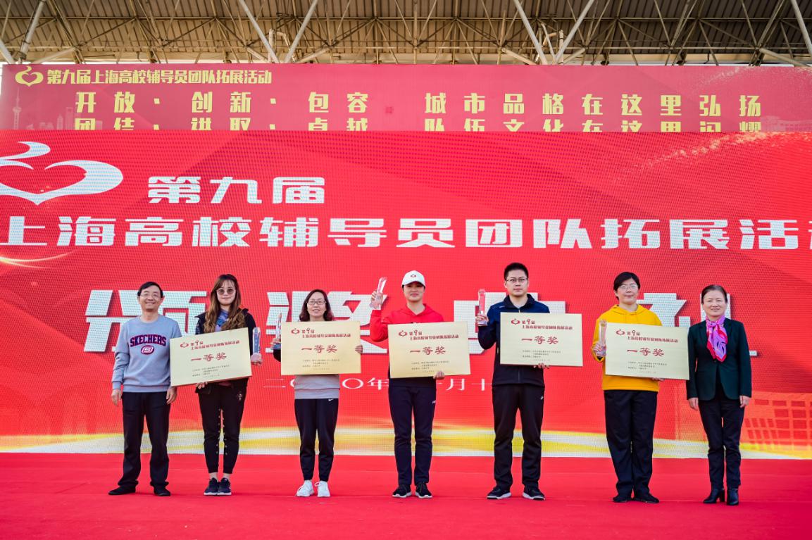 图为颁奖现场 图为颁奖现场