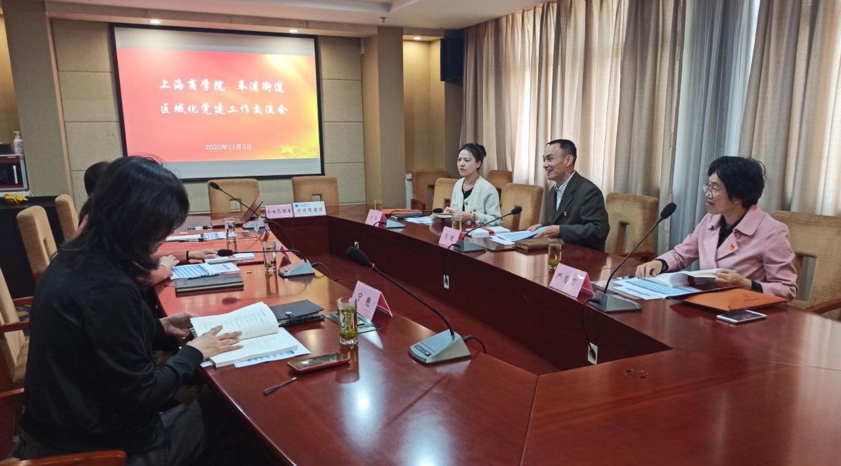 图为座谈交流现场 图为座谈交流现场