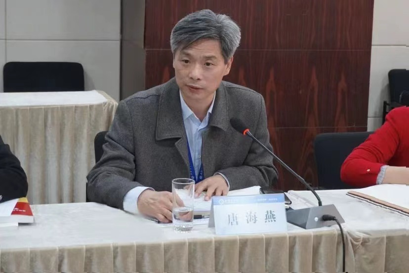 图为校长唐海燕讲话 图为校长唐海燕讲话