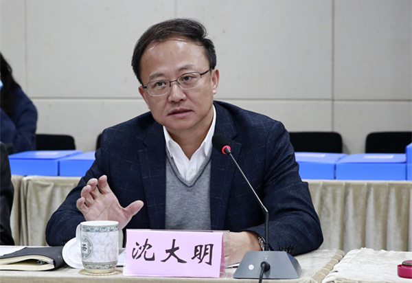 图为沈大明讲话 图为沈大明讲话