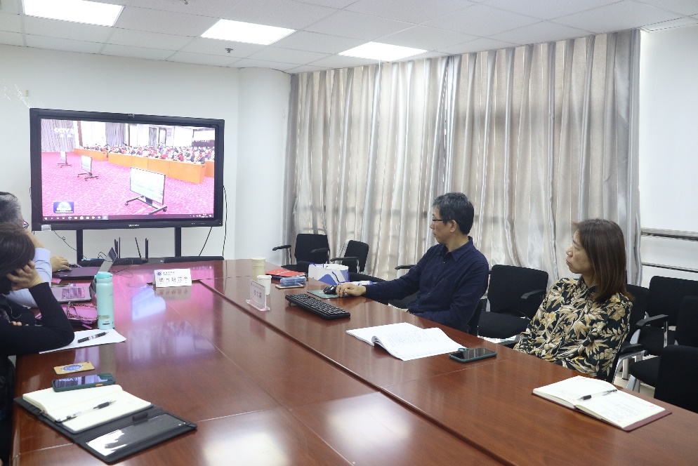 图为楼文高带领学院教师观看全国脱贫攻坚奖表彰大会 图为楼文高带领学院教师观看全国脱贫攻坚奖表彰大会