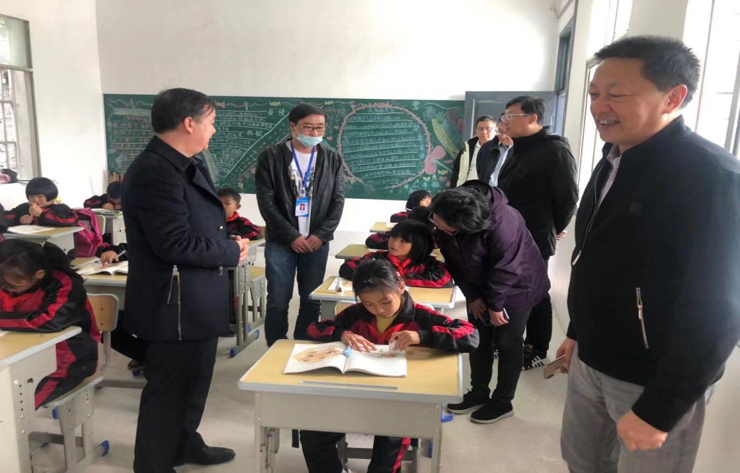 图为劳晓芸、钟幼伟一行走访调研贵州金沙县的学校 图为劳晓芸、钟幼伟一行走访调研贵州金沙县的学校