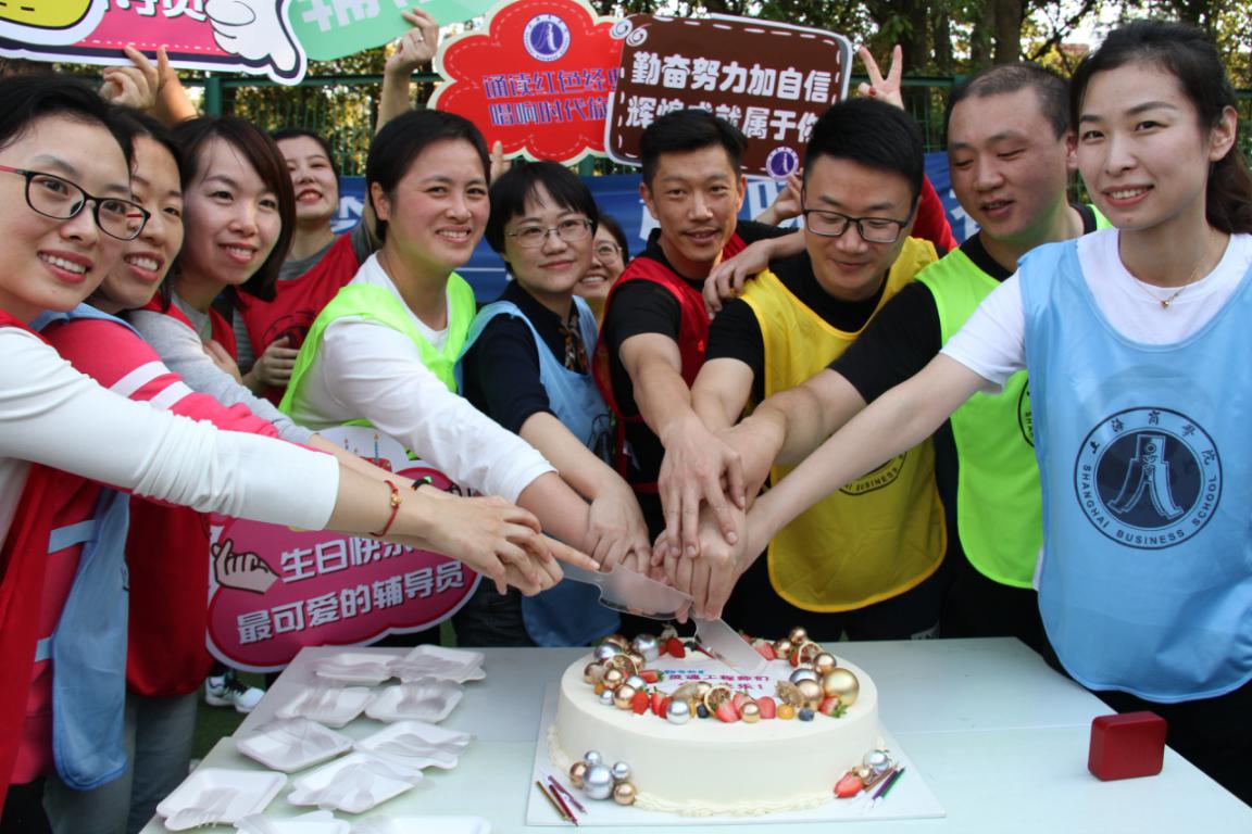 图为过集体生日 图为过集体生日