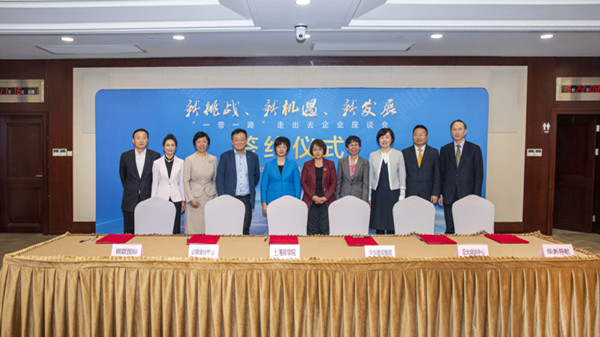 图为签约仪式现场 图为签约仪式现场