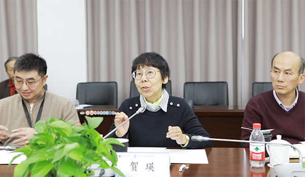 图为贺瑛讲话 图为贺瑛讲话