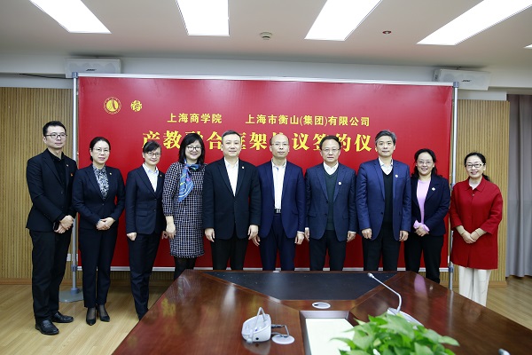 图为与会嘉宾合影 图为与会嘉宾合影