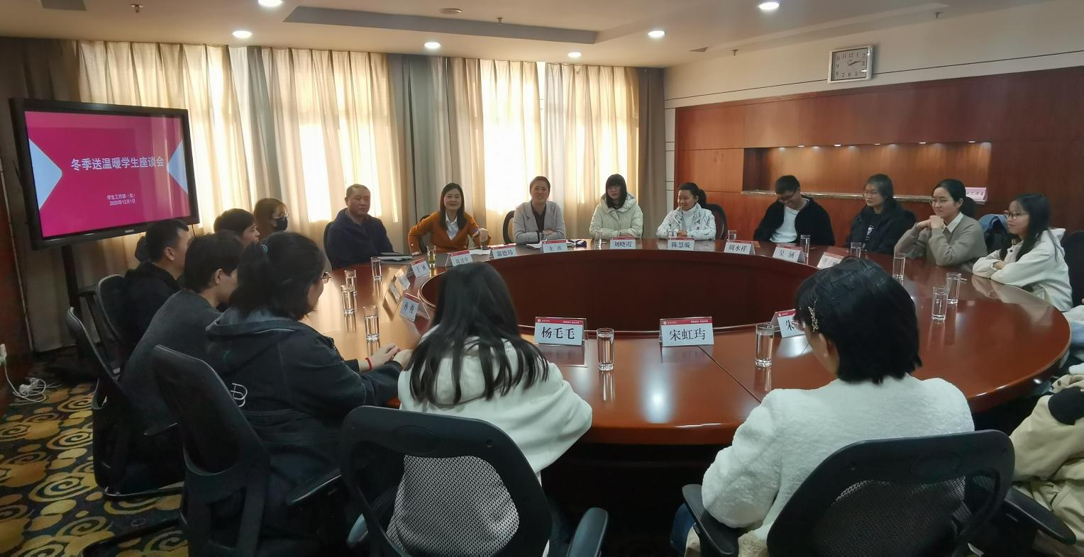 图为翁德玮副书记与学生在“冬季送温暖.情暖学生心”活动中亲切交流 图为翁德玮副书记与学生在“冬季送温暖.情暖学生心”活动中亲切交流