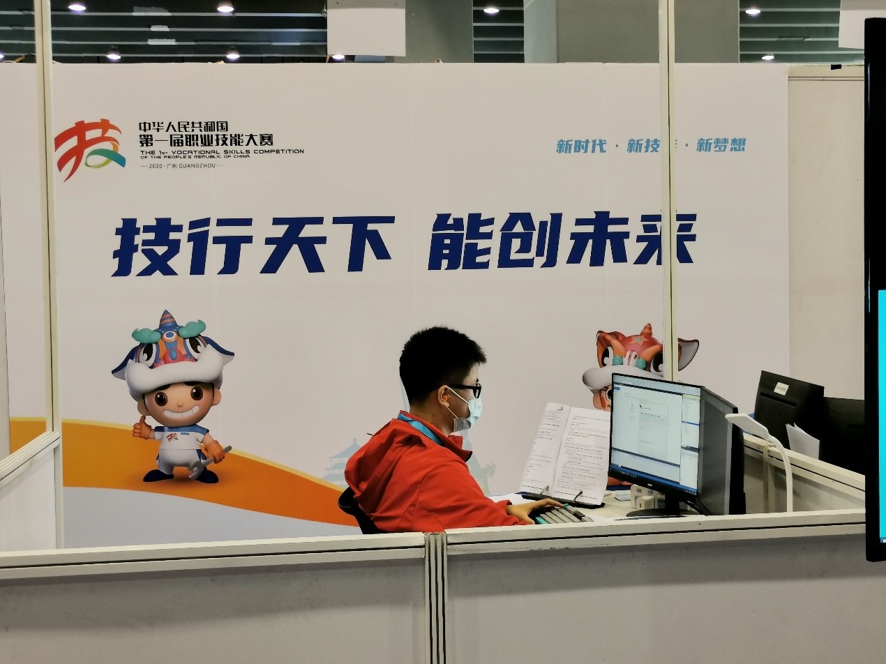 商务软件解决方案项目上海培养基地选手庞泽锐在比赛 商务软件解决方案项目上海培养基地选手庞泽锐在比赛