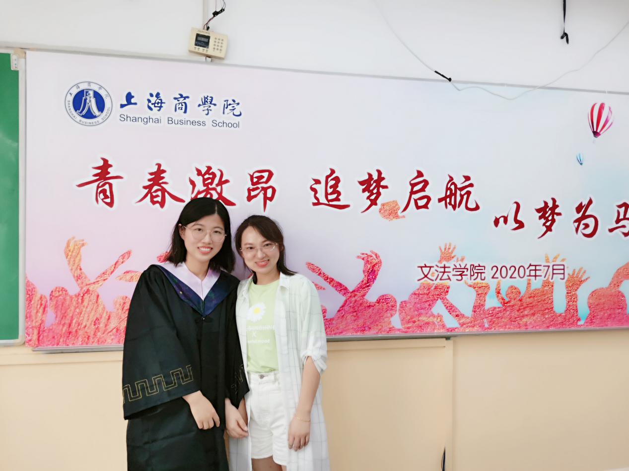 图为杨凤美老师与毕业生合影 图为杨凤美老师与毕业生合影