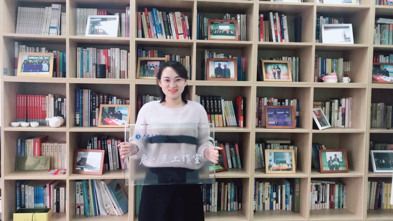 图为杨凤美老师在“启•点”辅导员工作室 图为杨凤美老师在“启•点”辅导员工作室