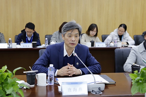 图为校长唐海燕讲话 图为校长唐海燕讲话